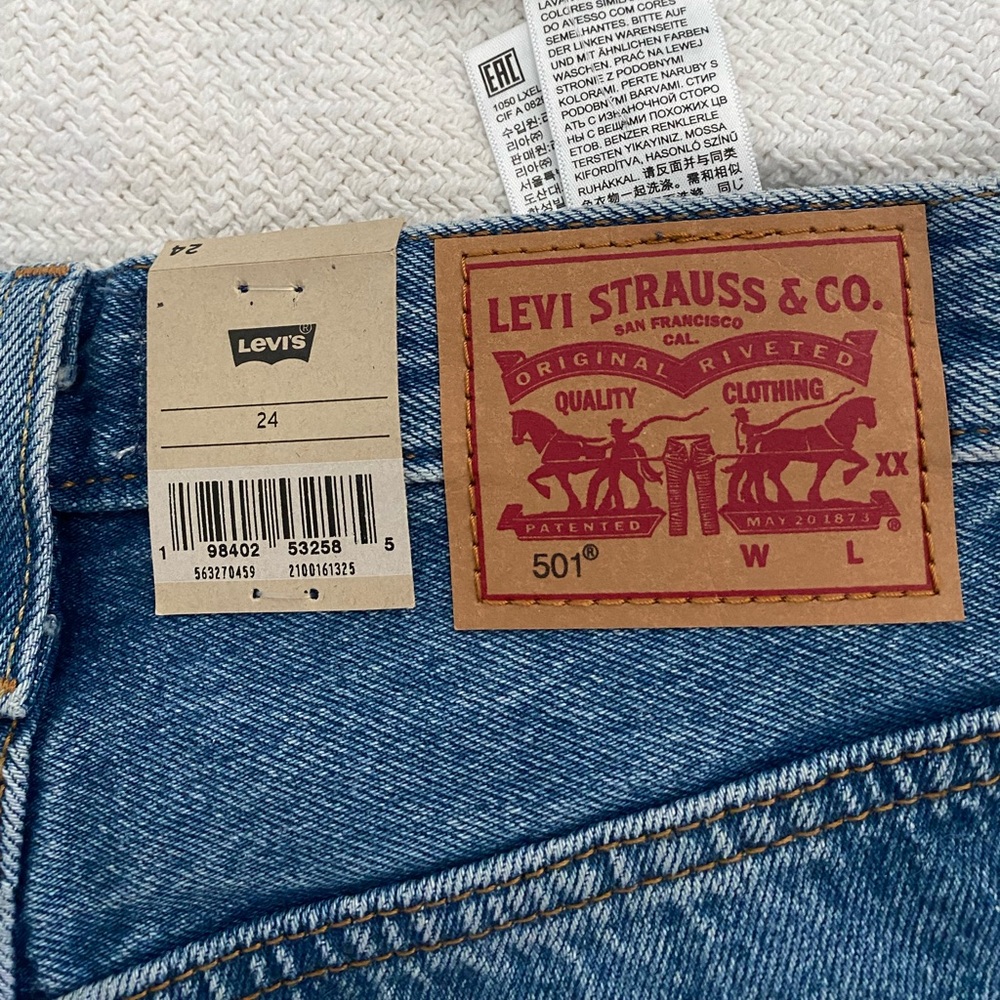 🖤 NWT Levi's Distressed High-Rise Denim Shorts w/tags - Picture 2 of 8